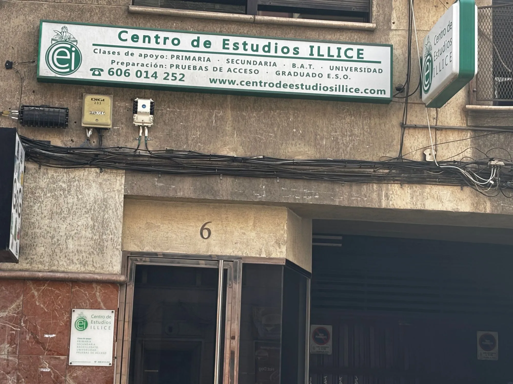 Rótulo del Centro de Estudios Illice sobre el portal del número 6